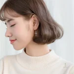 Accessoire tendance : boucle d'oreille croix minimaliste