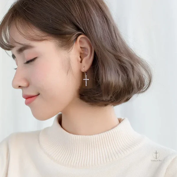 Accessoire tendance : boucle d'oreille croix minimaliste