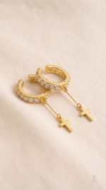 Boucles créoles à croix, accessoire tendance