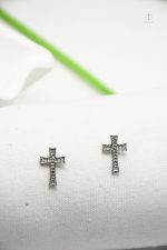 Boucles croix pavées, style raffiné et contemporain
