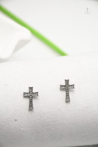 Boucles croix pavées, style raffiné et contemporain