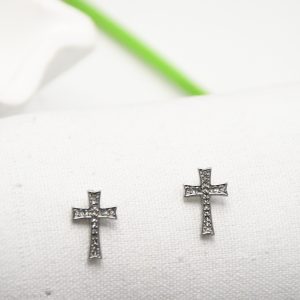 Boucles croix pavées, style raffiné et contemporain