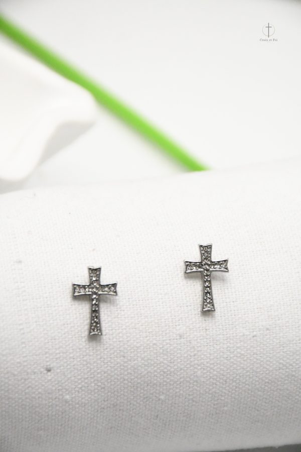 Boucles croix pavées, style raffiné et contemporain