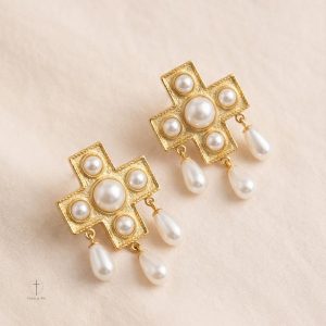 Accessoire chic : boucles d'oreilles en forme de croix