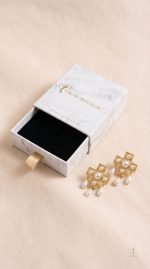 Design raffiné : boucles d'oreilles croisées à perles