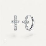 Boucles d'oreilles créoles argentées avec motif croix