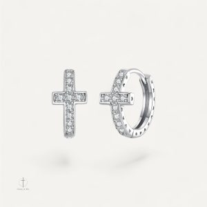 Boucles d'oreilles créoles argentées avec motif croix