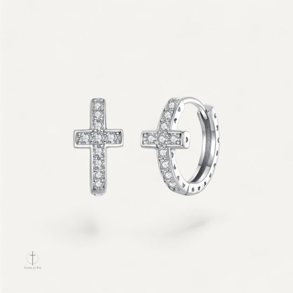 Boucles d'oreilles créoles argentées avec motif croix