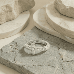 Accessoire chic : boucles d'oreilles créoles à croix argentée