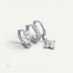 Accessoire de mode : boucles d'oreilles en forme de croix