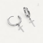 Accessoire tendance : boucles d'oreilles croix délicates