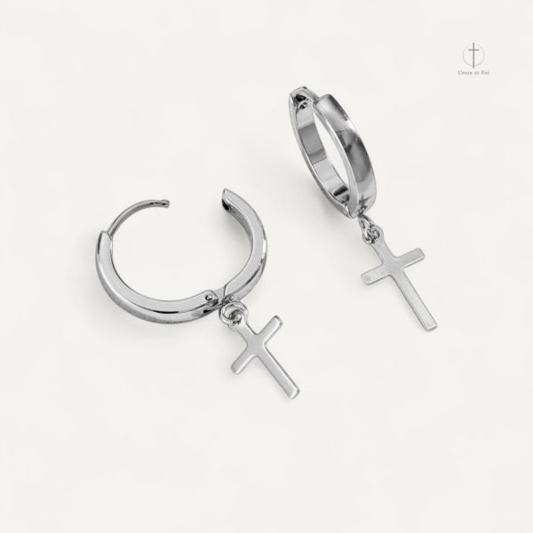 Accessoire tendance : boucles d'oreilles croix délicates