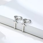 Accessoire de mode : boucles d'oreilles en croix