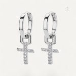 Bijoux en forme de croix avec éclat