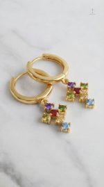 Élégantes boucles d'oreilles en forme de croix
