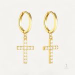 Boucles d'oreilles croix diamantée élégantes et raffinées