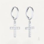 Accessoire tendance : boucles d'oreilles croix brillantes et stylées