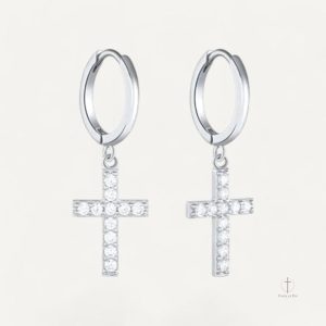 Accessoire tendance : boucles d'oreilles croix brillantes et stylées