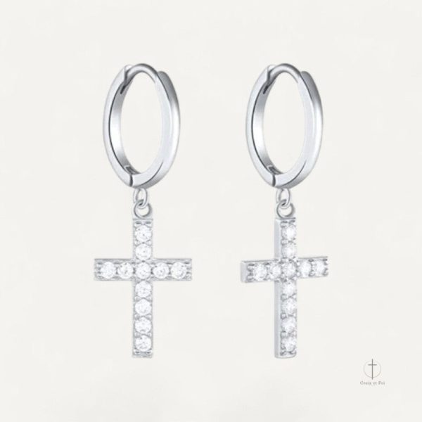 Accessoire tendance : boucles d'oreilles croix brillantes et stylées