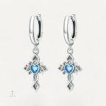 Boucles d'oreilles croix avec diamants bleus