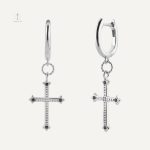 Bijoux raffinés, boucles d'oreilles croix pour un style chic
