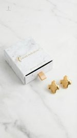 Détails uniques des boucles d'oreilles croix étoile