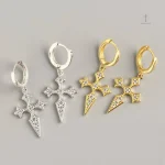 Accessoire gothique : boucles d'oreilles croisées tendance