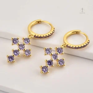 Bijoux en croix avec teinte mauve distinctive