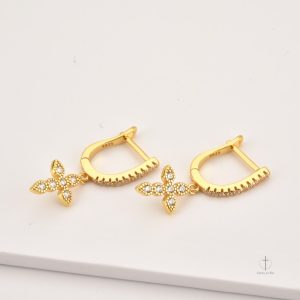 Boucles d'oreilles en croix pour un look moderne