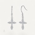 Accessoire tendance : boucles croisées avec éclat