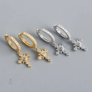 Accessoire chic : boucles d'oreilles croix intemporelles