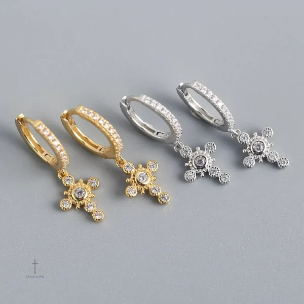 Accessoire chic : boucles d'oreilles croix intemporelles