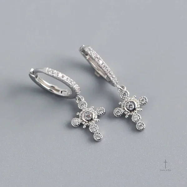 Design unique : boucles d'oreilles croix pour un look audacieux