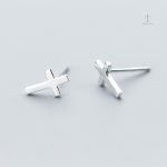Accessoire tendance : boucles d'oreilles croix en design unique