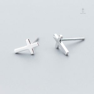 Accessoire tendance : boucles d'oreilles croix en design unique