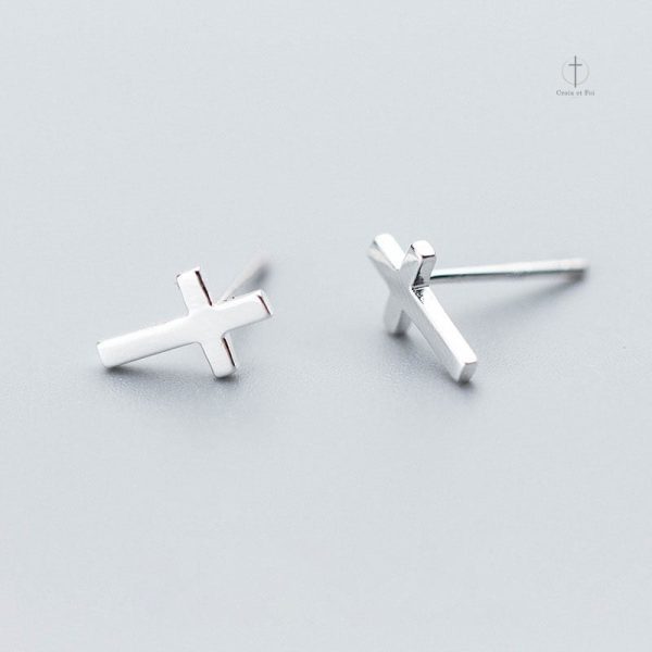 Accessoire tendance : boucles d'oreilles croix en design unique