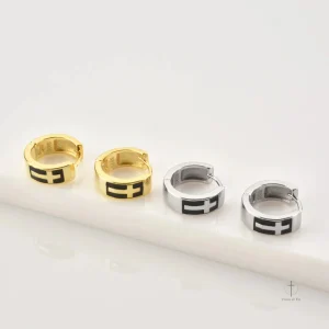 Boucles d'oreilles croisées argentées pour un look masculin