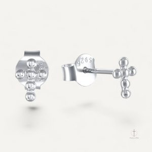 Accessoire tendance : boucles d'oreilles en forme de croix