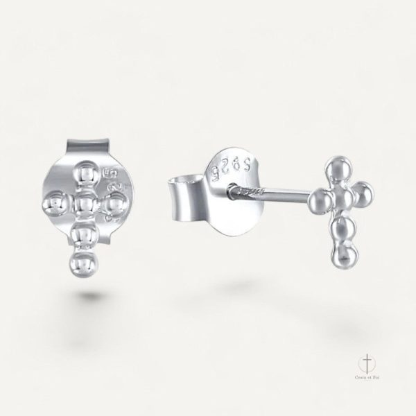 Accessoire tendance : boucles d'oreilles en forme de croix