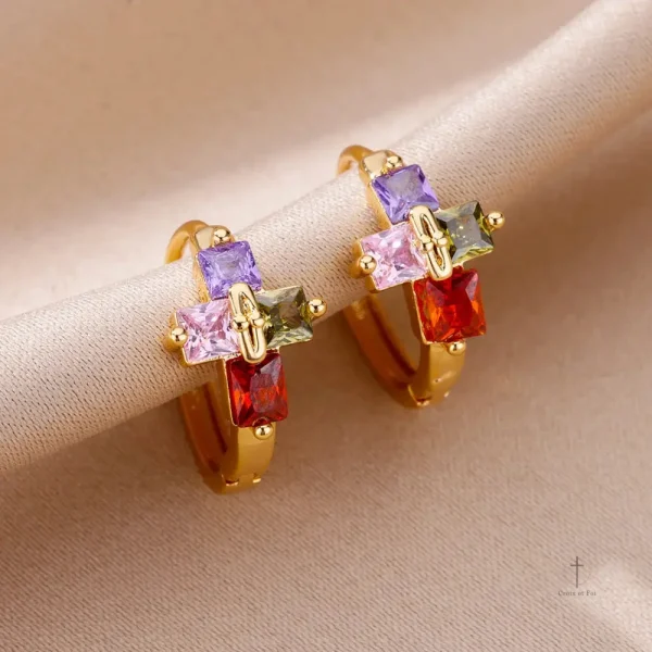 Créoles avec design croix pour un look chic