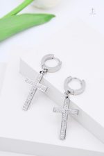 Accessoire élégant : boucles d'oreilles en croix cristallines
