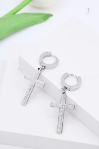 Accessoire élégant : boucles d'oreilles en croix cristallines
