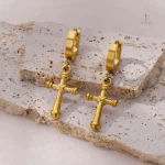 Croix dorées pour un style chic et intemporel