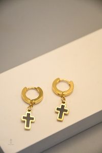 Accessoire en croix éclat sacré, idéal pour une touche chic