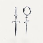 Boucles d'oreilles en forme de croix avec motif épée