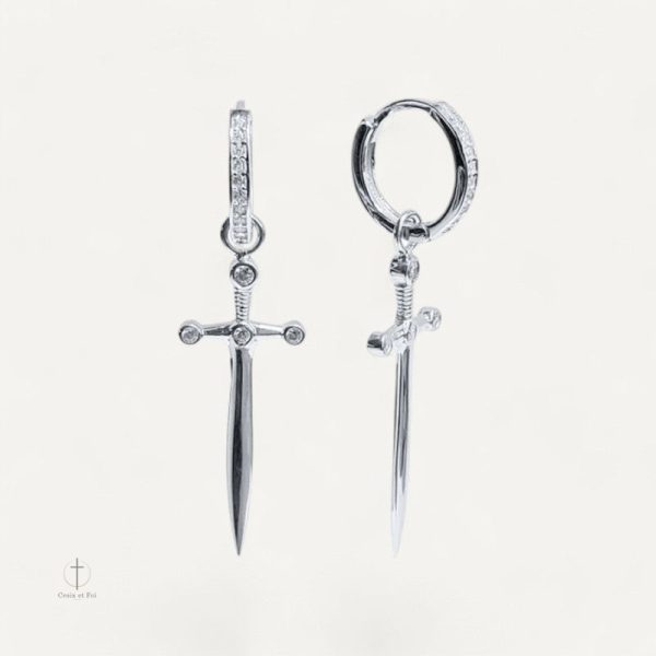 Boucles d'oreilles en forme de croix avec motif épée