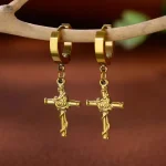 Boucles d'oreilles en forme de croix avec motif floral délicat