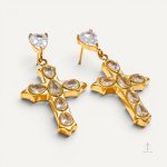 Boucles d'oreilles dorées en forme de croix