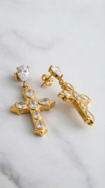 Croix majesté dorée pour une touche d'élégance