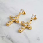 Bijoux dorés croisés pour un style audacieux